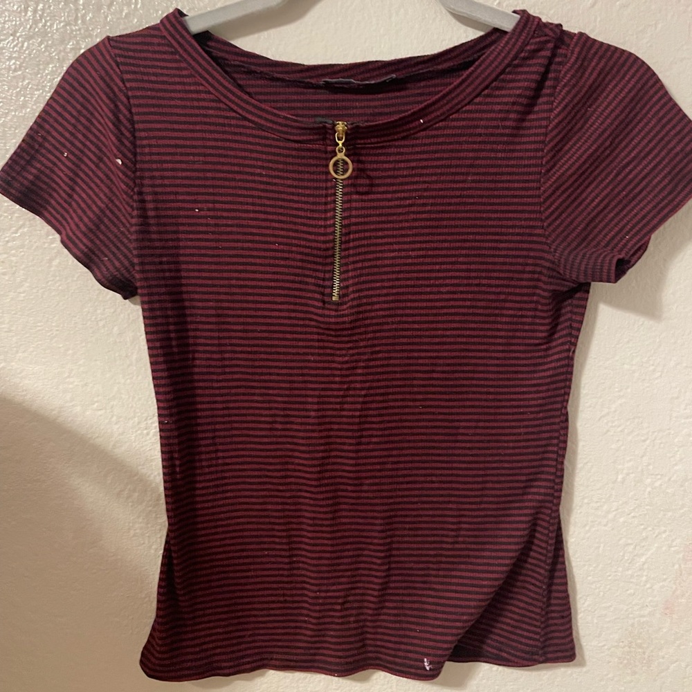 Maroon t-shirt small